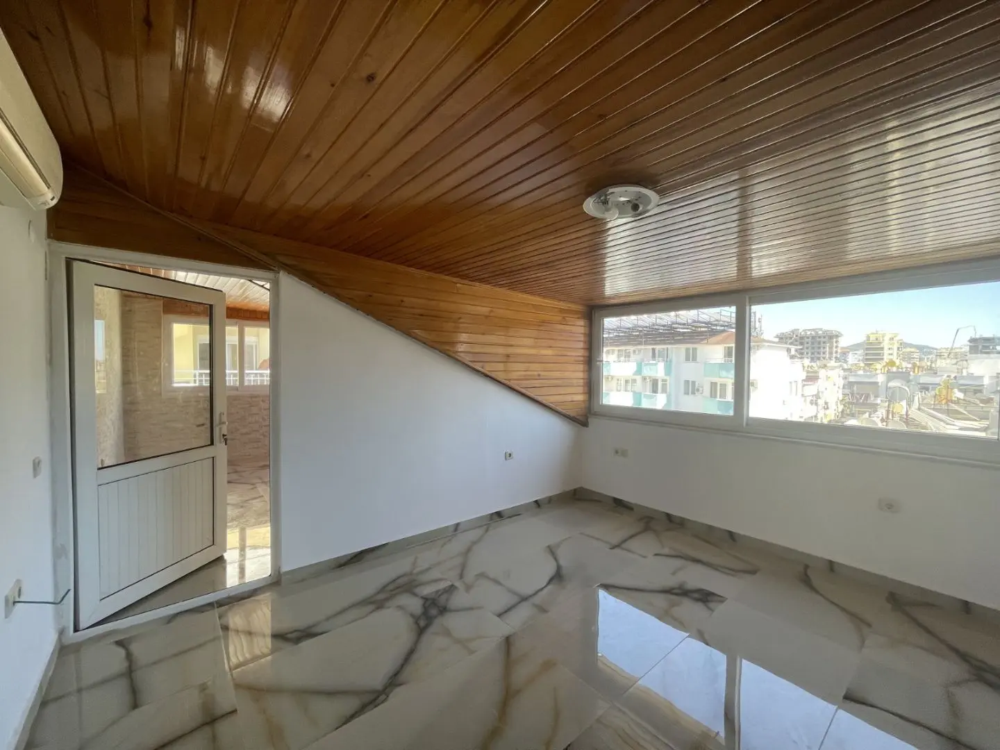 SPACIOUS 5+1 DUPLEX IN MAHMUTLAR CENTER - ONLY 200M TO THE SEA