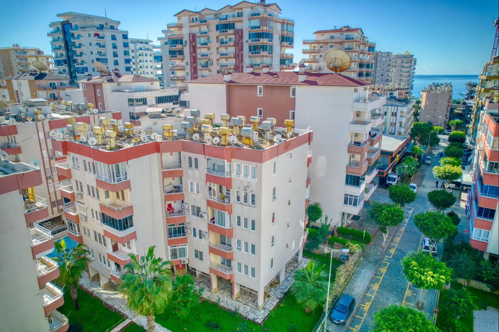 LUXURIOUS 1+1 FLAT IN MAHMUTLAR, ONLY 200 M TO THE SEA