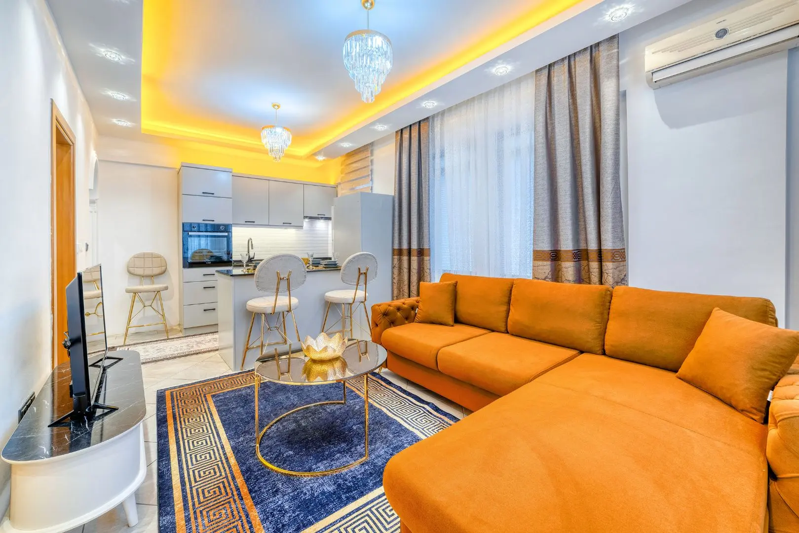 FURNISHED 1+1 FLAT IN ALANYA CENTER, ONLY 100 M TO THE SEA