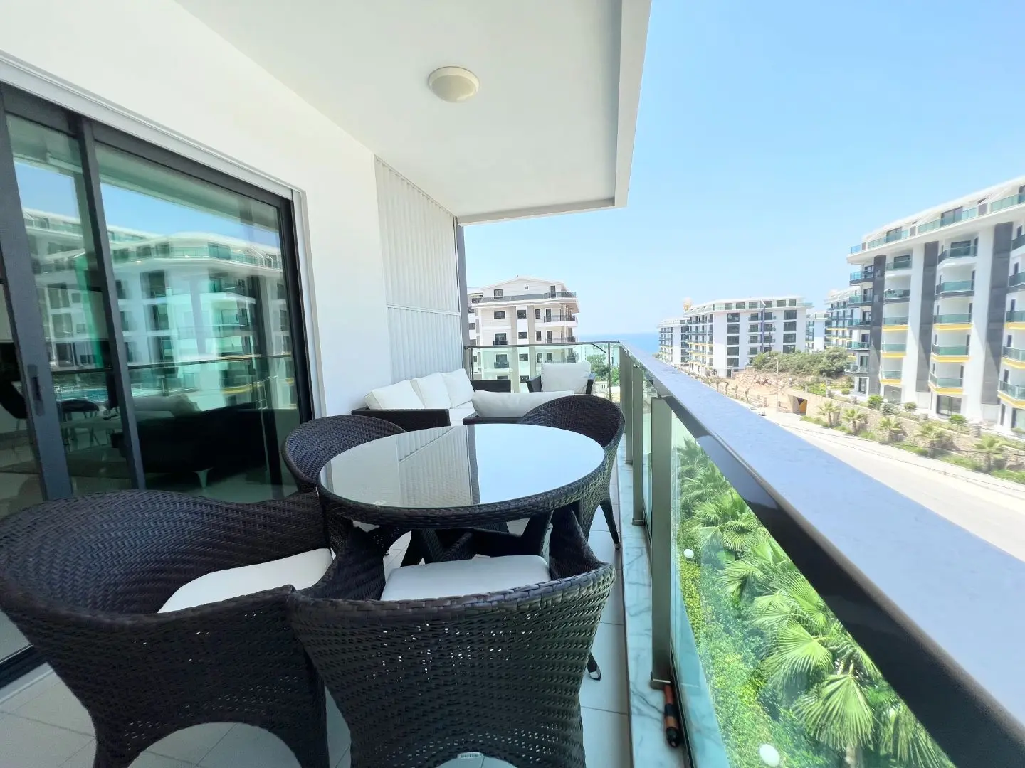 2+1 FLAT IN ALANYA KARGICAK WITH A FULL ACTIVITY COMPLEX