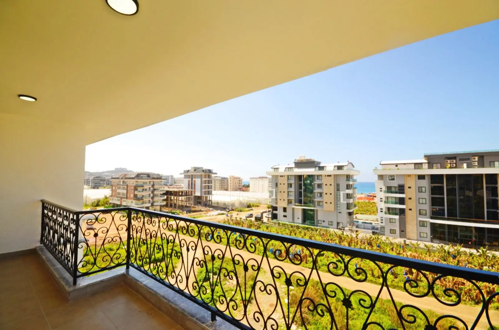 LUXURIOUS 3+1 DUPLEX IN KARGICAK, ONLY 250 M TO THE SEA