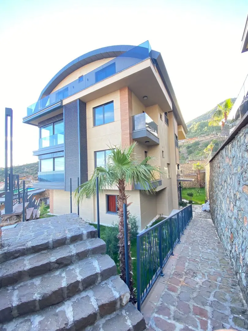 4+1 GARDEN DUPLEX IN ALANYA BEKTAŞ WITH SEA AND CASTLE VIEW