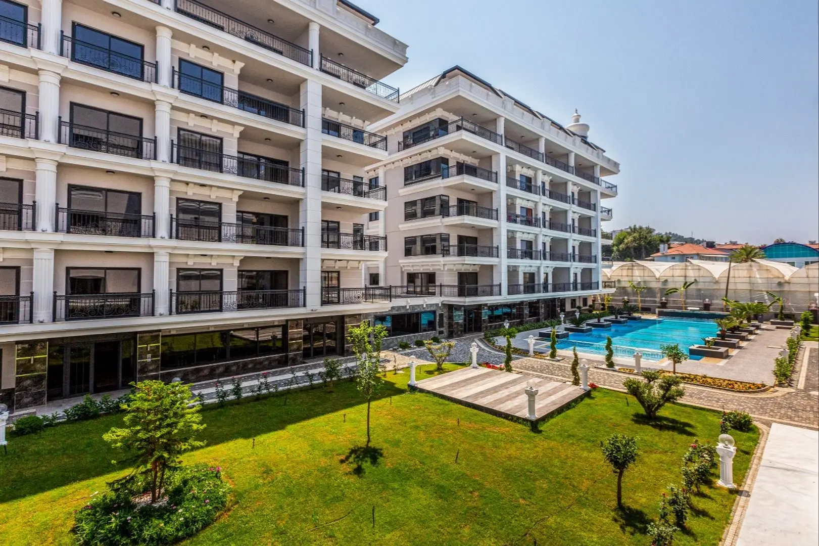LUXURIOUS 2+1 FLAT IN KARGICAK, ONLY 70 M AWAY FROM THE SEA