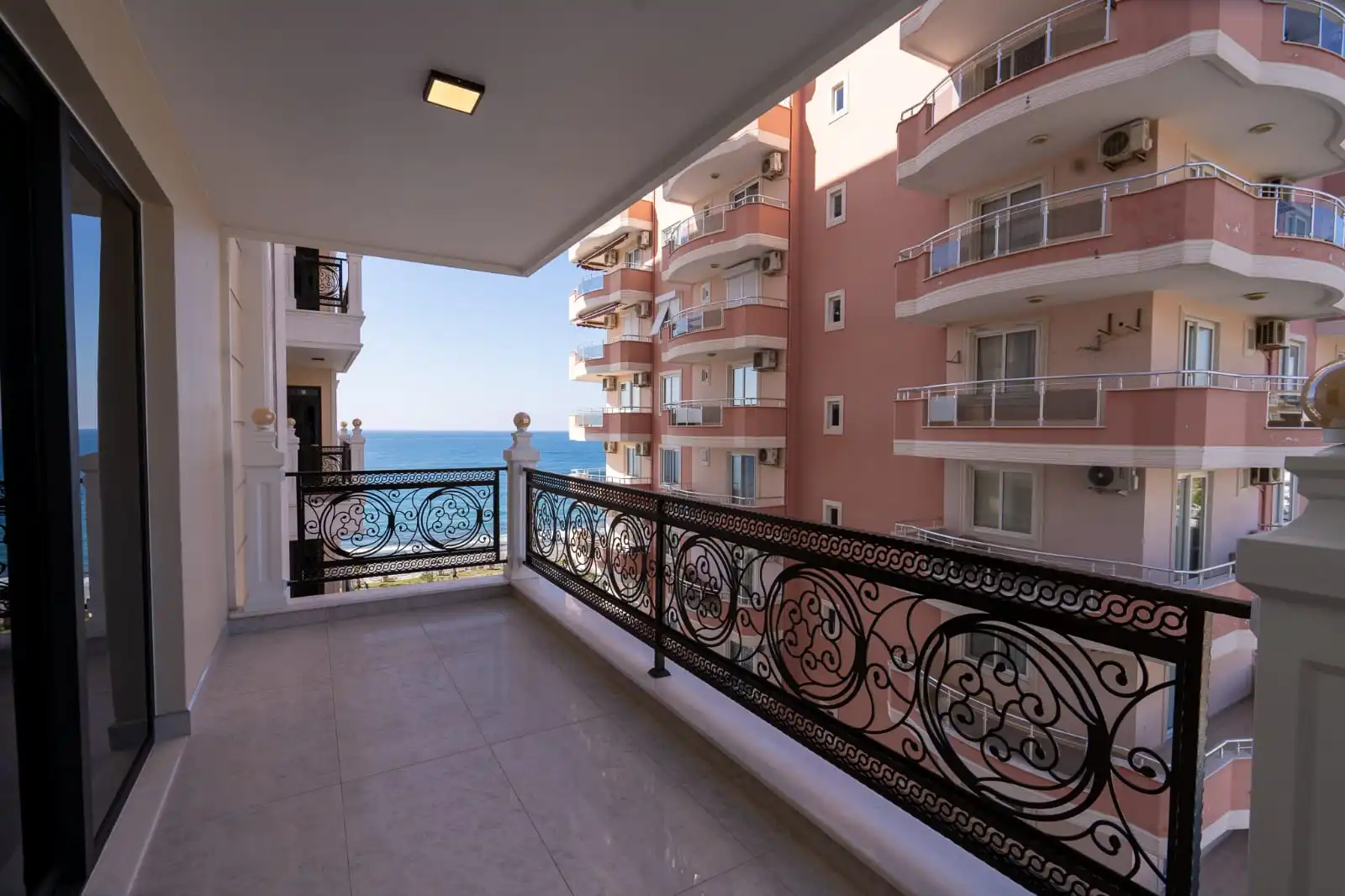 2+1 APARTMENT WITH SEA VIEW AND LUXURY FURNITURE IN MAHMUTLAR