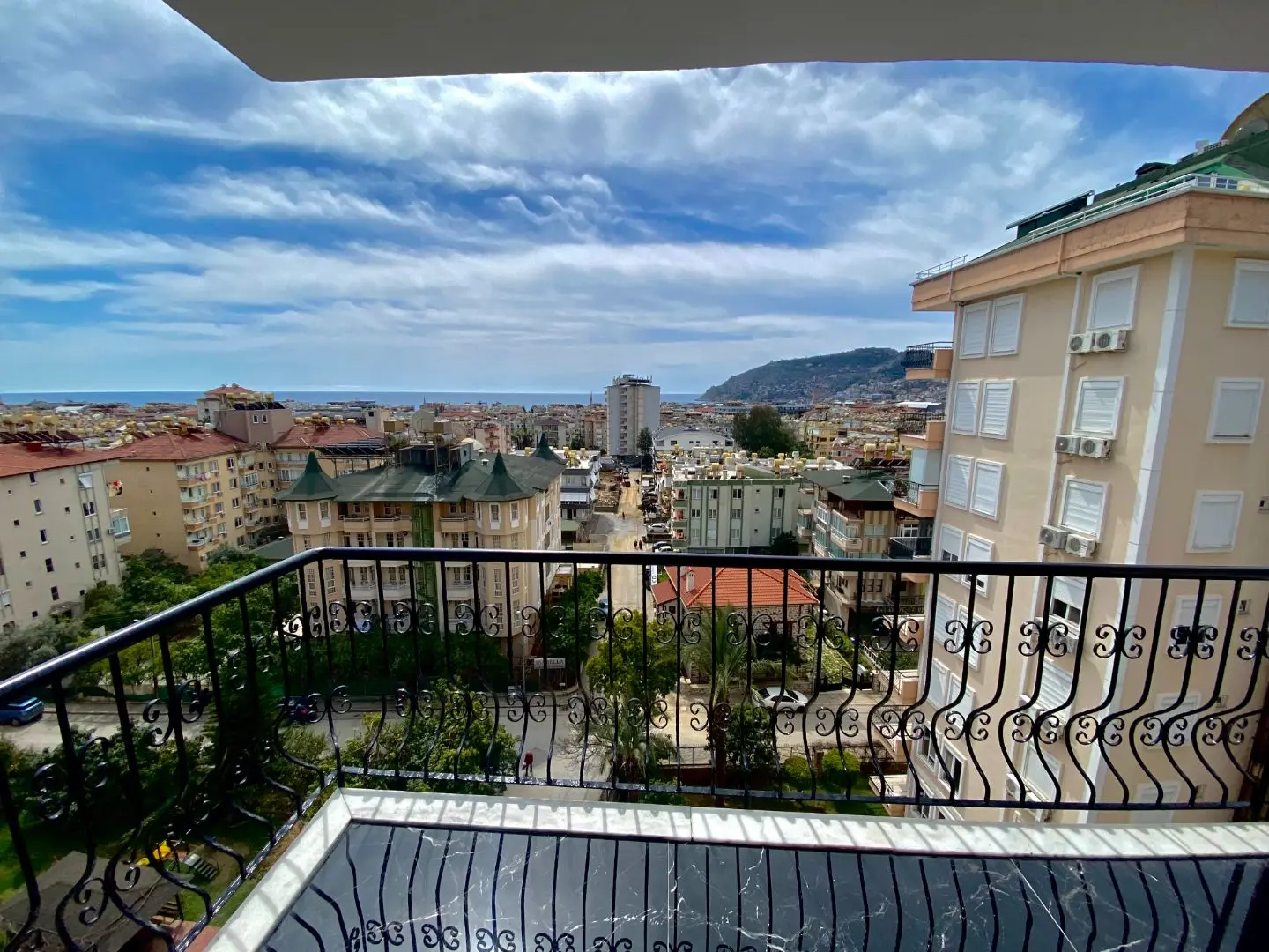 SPACIOUS LUXURIOUS 2+1 APARTMENT IN ALANYA CENTER