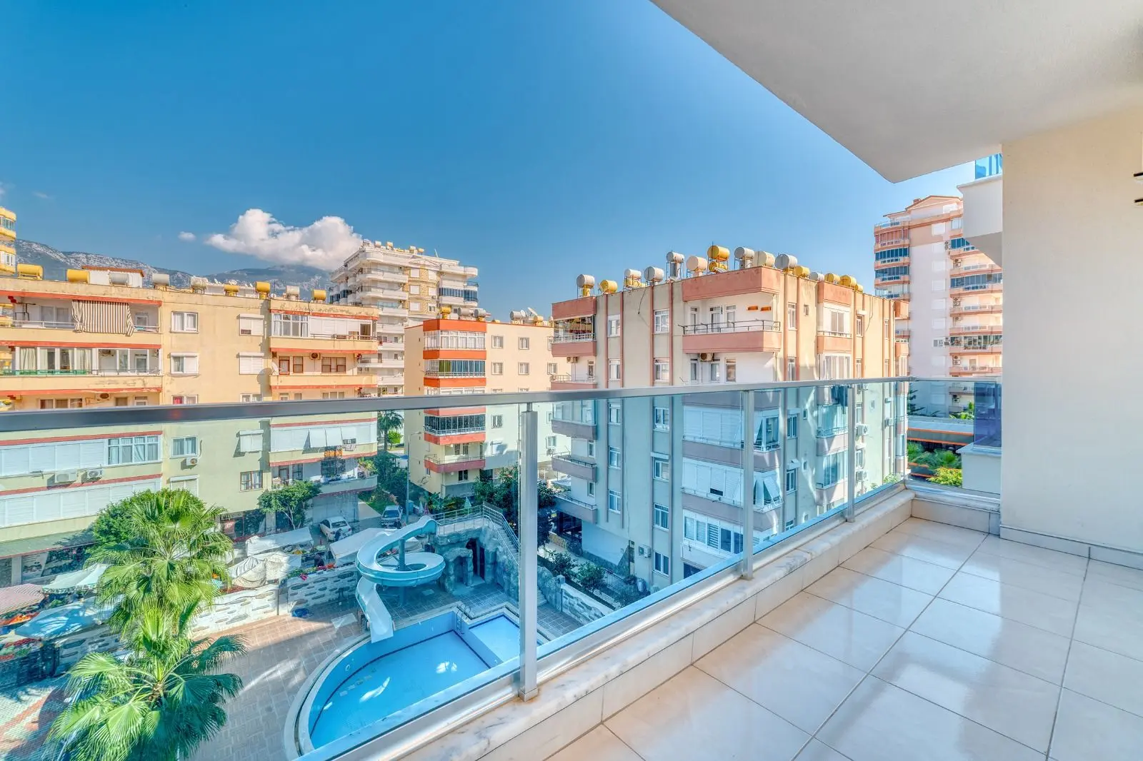 SPACIOUS 2+1 FLAT IN MAHMUTLAR, ONLY 250 M TO THE SEA