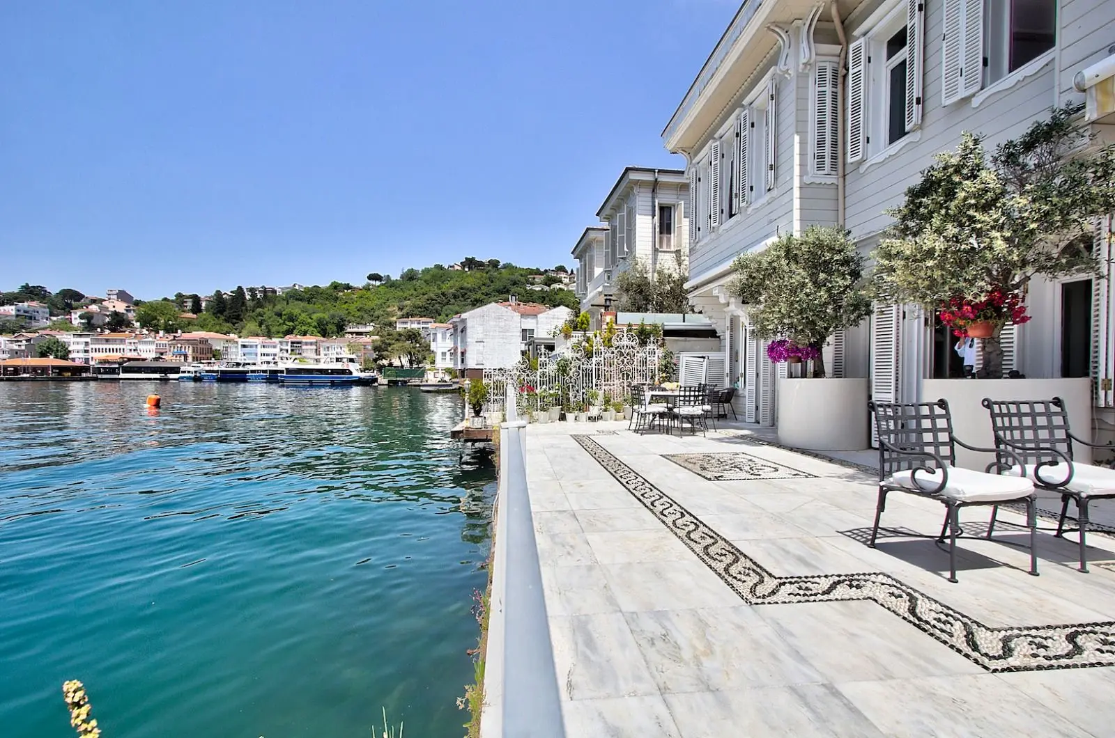 A MANSION WHERE YOU WAKE UP WITH THE PERFECT SMELL OF THE SEA!