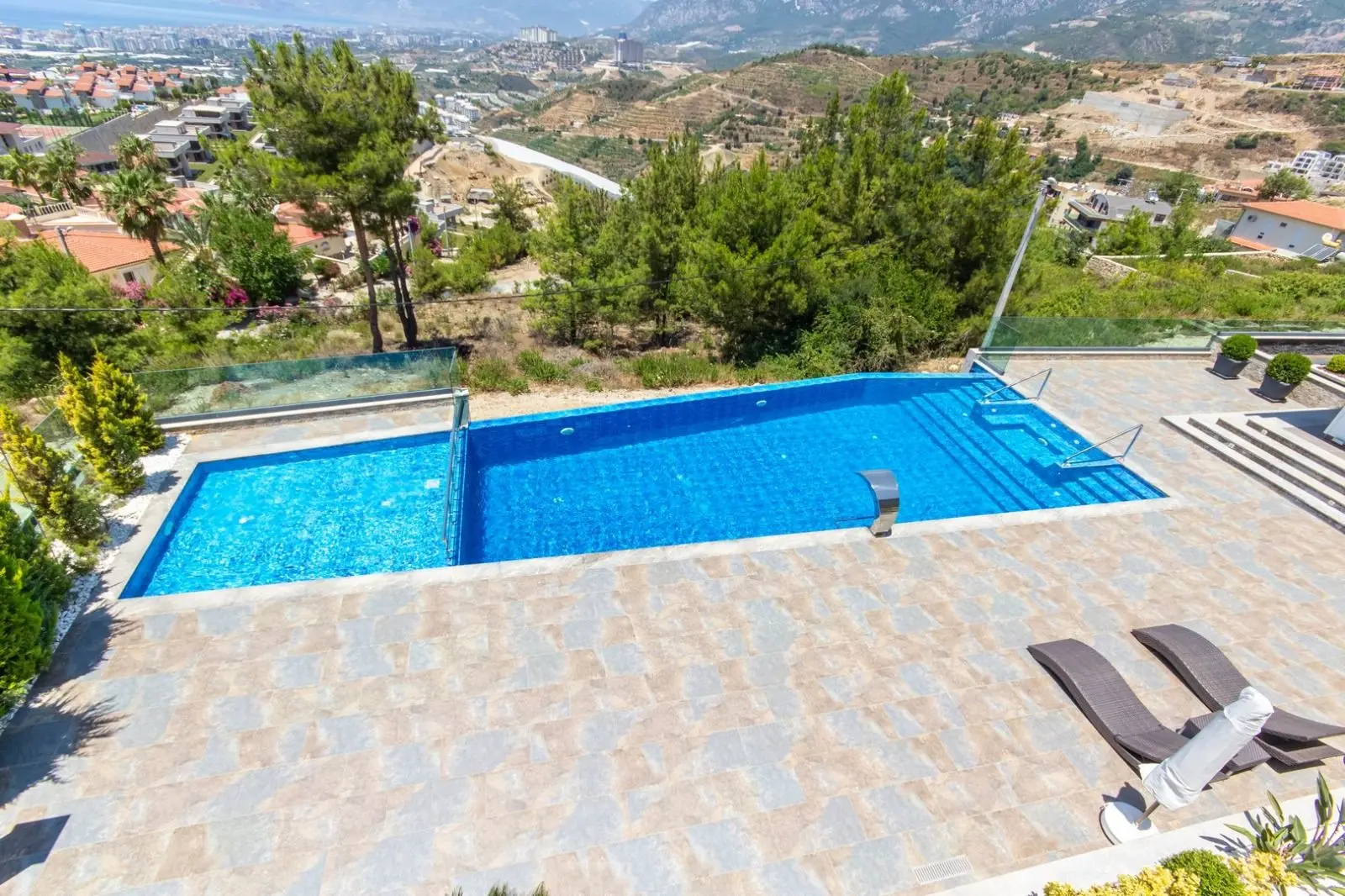 FULLY LUXURIOUS AND FURNISHED VILLA IN ALANYA KARGICAK