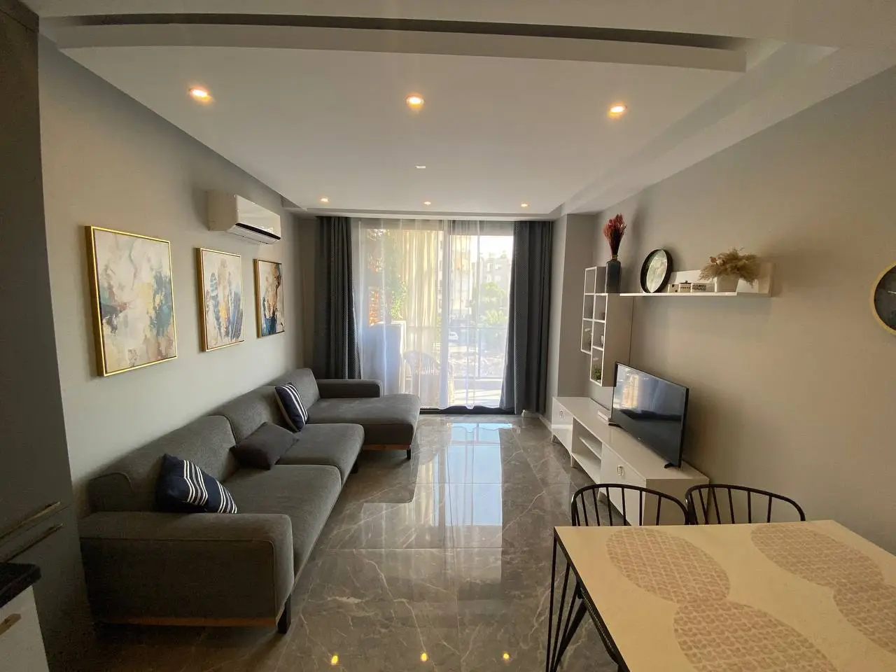 FURNISHED 150 METERS TO THE SEA IN ALANYA CENTER 1+1 FLAT